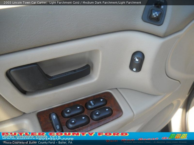 Light Parchment Gold / Medium Dark Parchment/Light Parchment 2003 Lincoln Town Car Cartier