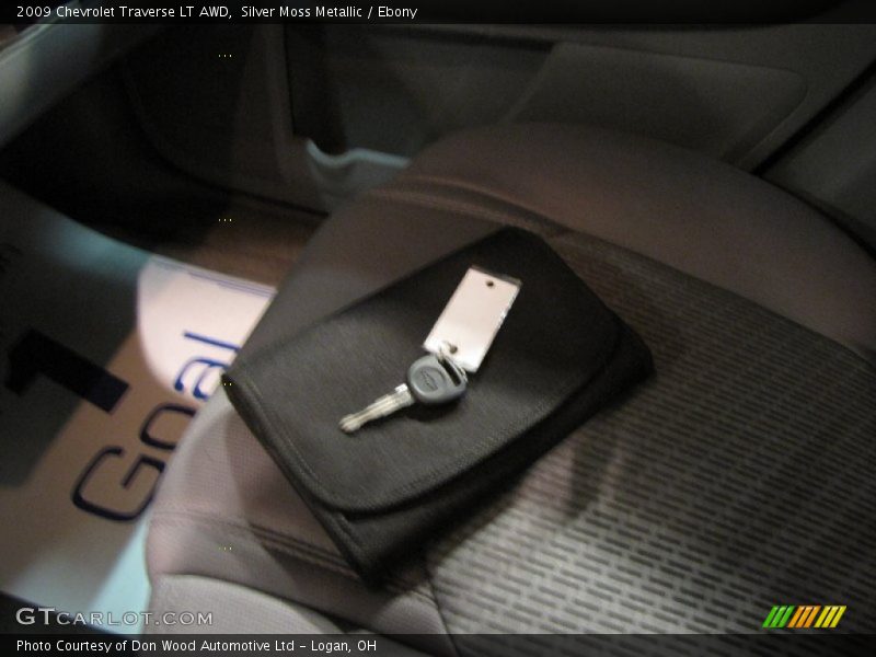 Silver Moss Metallic / Ebony 2009 Chevrolet Traverse LT AWD