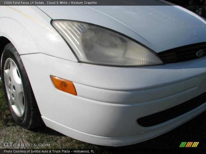 Cloud 9 White / Medium Graphite 2000 Ford Focus LX Sedan