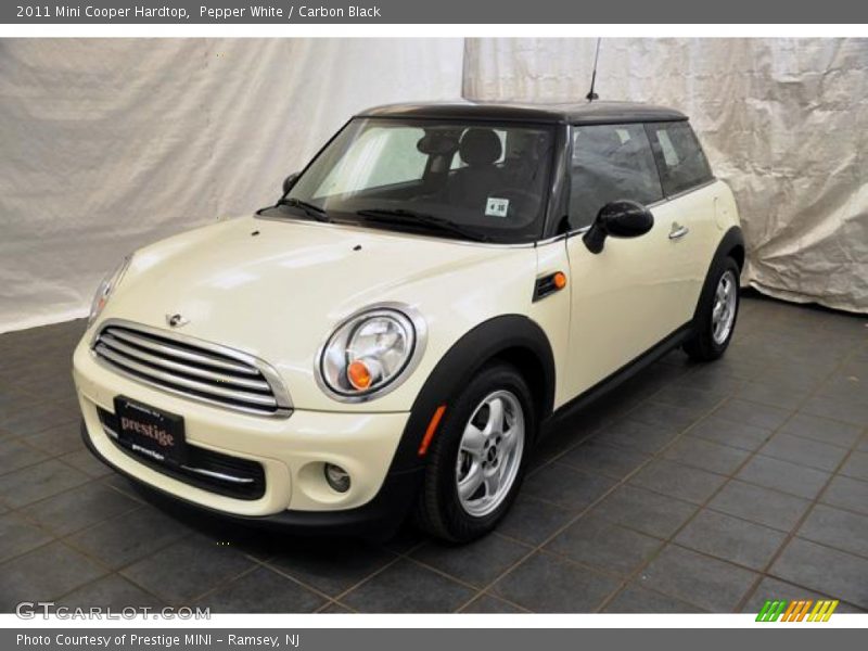 Pepper White / Carbon Black 2011 Mini Cooper Hardtop