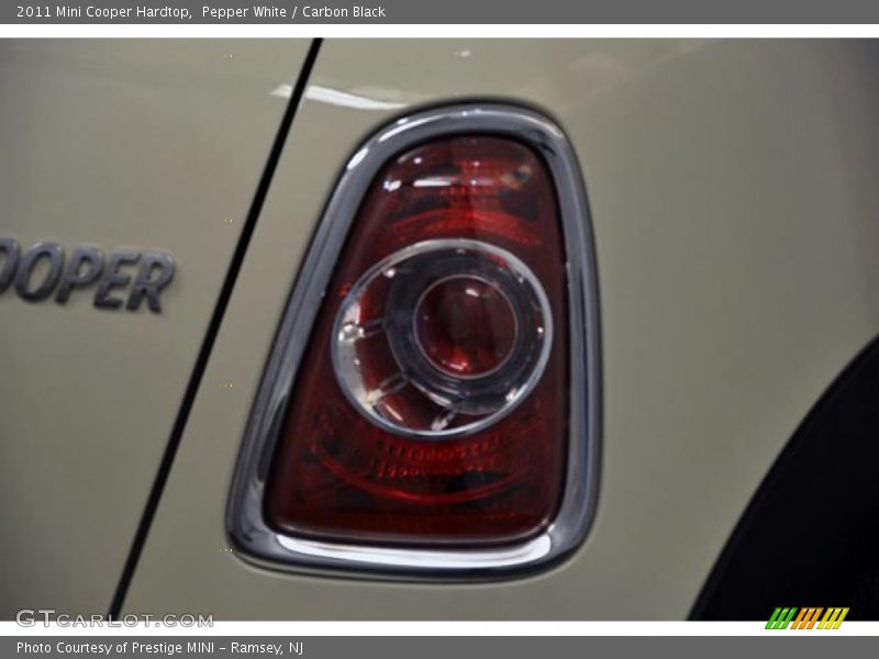 Pepper White / Carbon Black 2011 Mini Cooper Hardtop