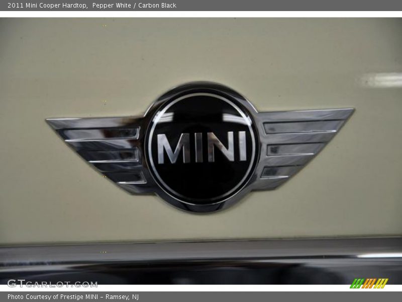 Pepper White / Carbon Black 2011 Mini Cooper Hardtop
