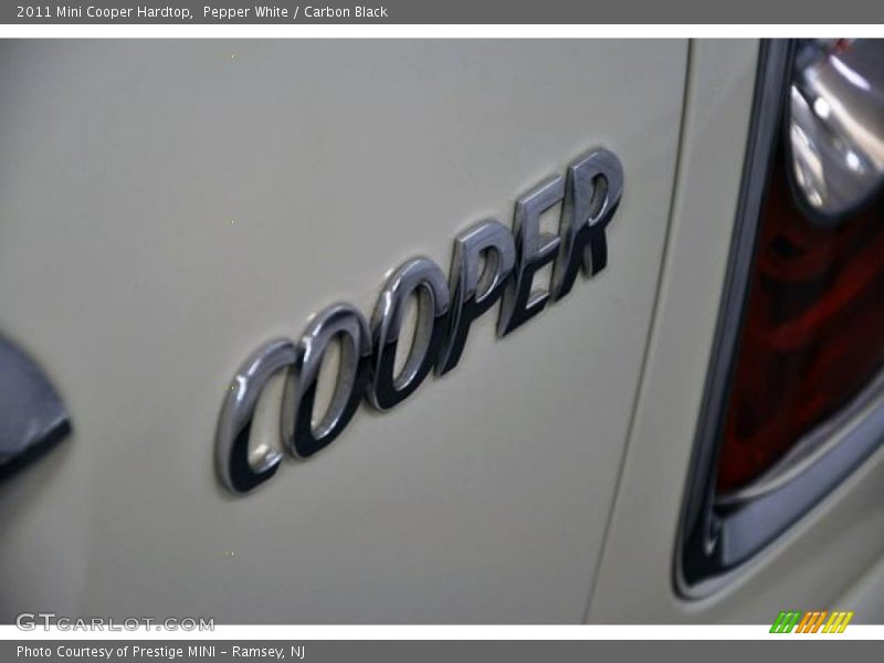 Pepper White / Carbon Black 2011 Mini Cooper Hardtop