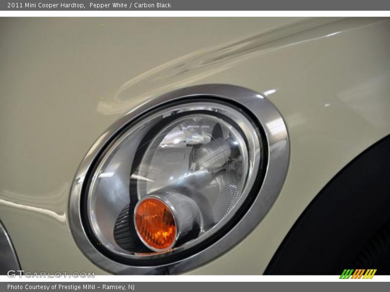 Pepper White / Carbon Black 2011 Mini Cooper Hardtop