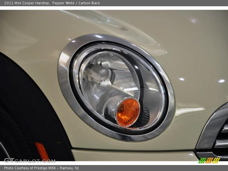 Pepper White / Carbon Black 2011 Mini Cooper Hardtop