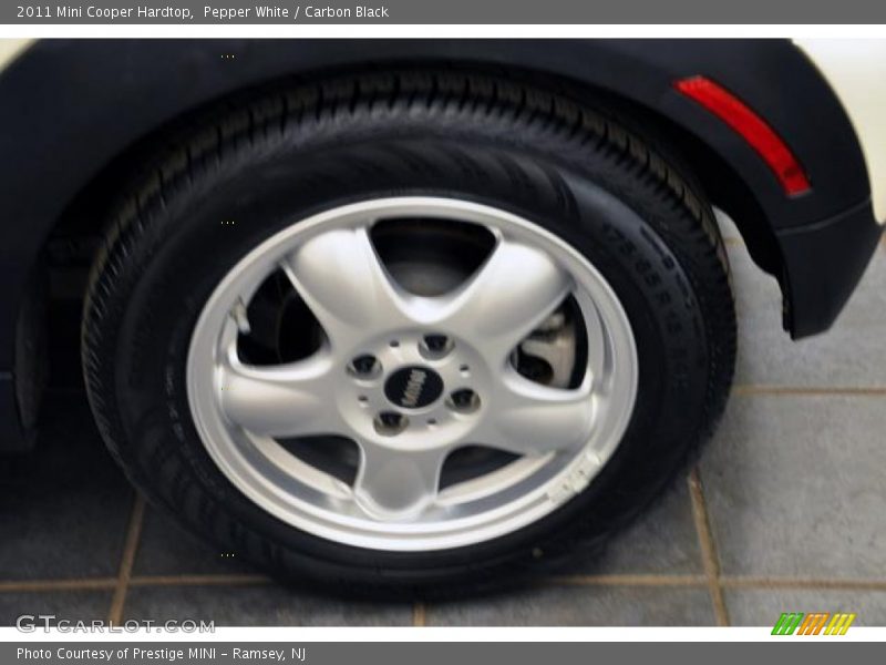 Pepper White / Carbon Black 2011 Mini Cooper Hardtop