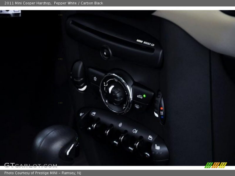 Pepper White / Carbon Black 2011 Mini Cooper Hardtop