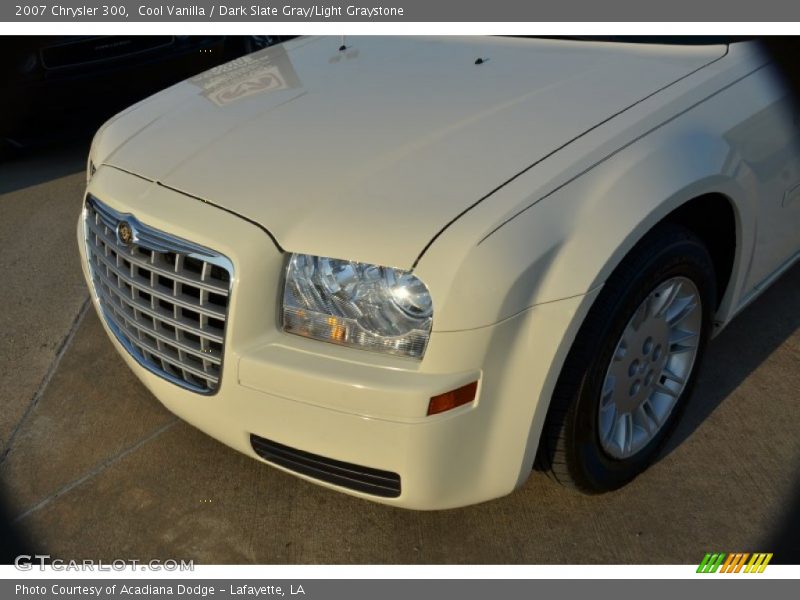 Cool Vanilla / Dark Slate Gray/Light Graystone 2007 Chrysler 300