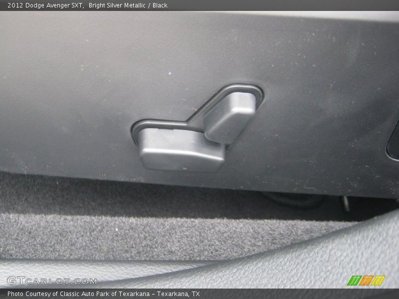 Bright Silver Metallic / Black 2012 Dodge Avenger SXT