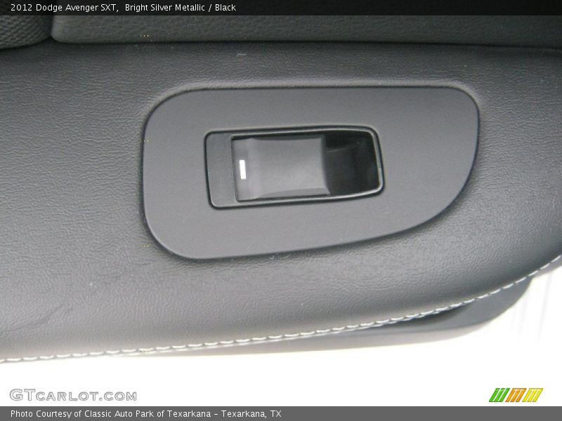 Bright Silver Metallic / Black 2012 Dodge Avenger SXT
