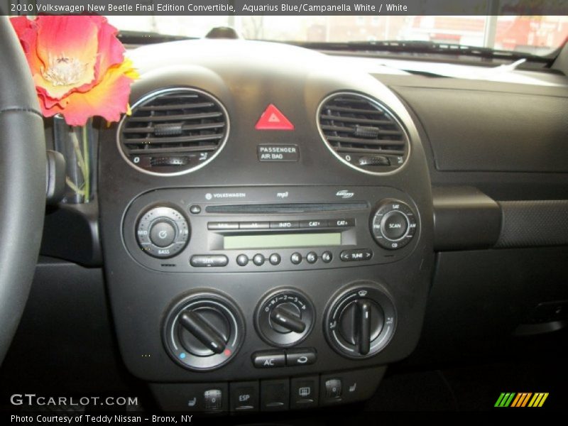 Aquarius Blue/Campanella White / White 2010 Volkswagen New Beetle Final Edition Convertible