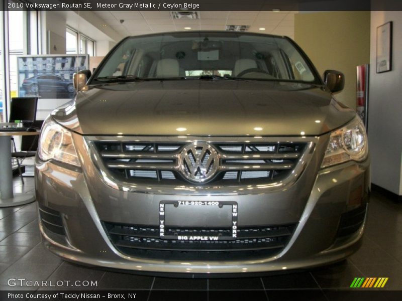 Meteor Gray Metallic / Ceylon Beige 2010 Volkswagen Routan SE