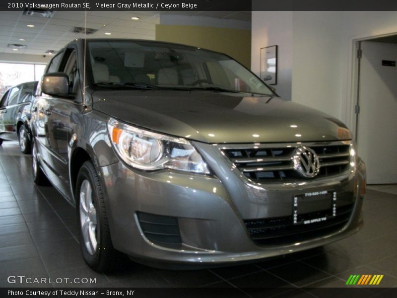 Meteor Gray Metallic / Ceylon Beige 2010 Volkswagen Routan SE