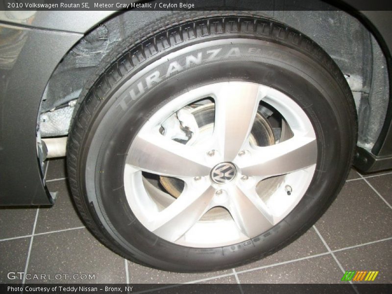 Meteor Gray Metallic / Ceylon Beige 2010 Volkswagen Routan SE