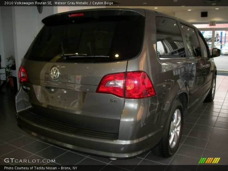 Meteor Gray Metallic / Ceylon Beige 2010 Volkswagen Routan SE