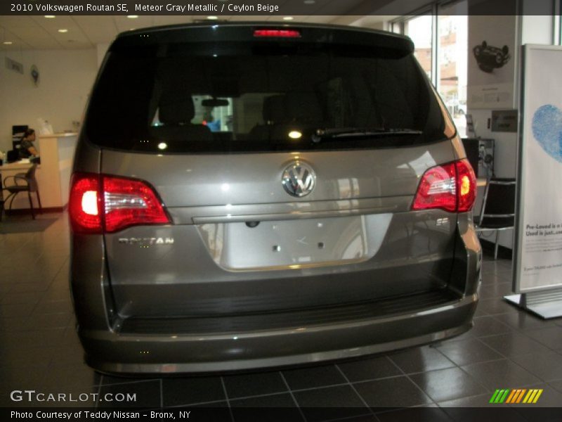 Meteor Gray Metallic / Ceylon Beige 2010 Volkswagen Routan SE
