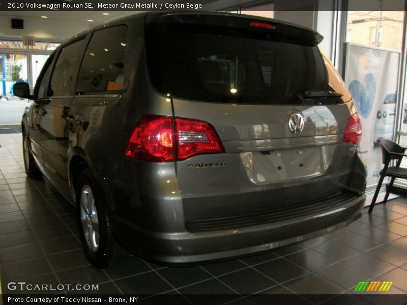 Meteor Gray Metallic / Ceylon Beige 2010 Volkswagen Routan SE
