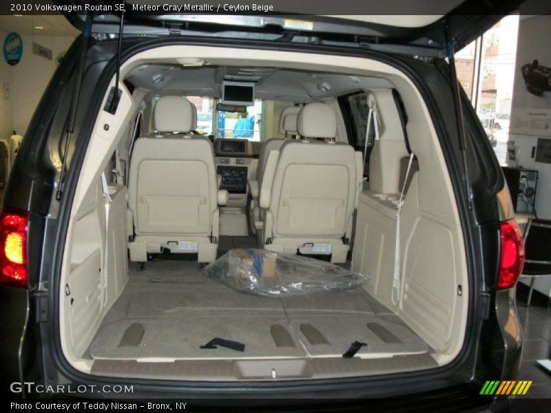 Meteor Gray Metallic / Ceylon Beige 2010 Volkswagen Routan SE