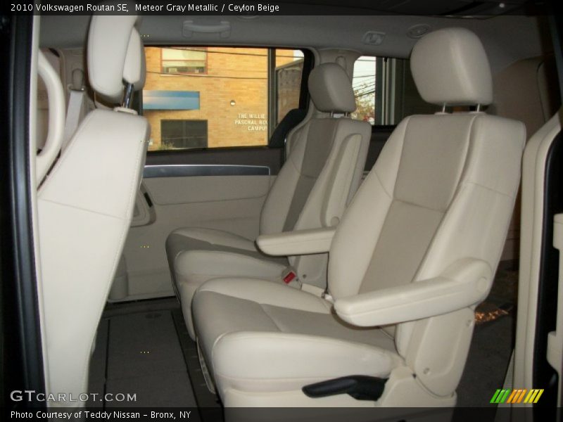 Meteor Gray Metallic / Ceylon Beige 2010 Volkswagen Routan SE