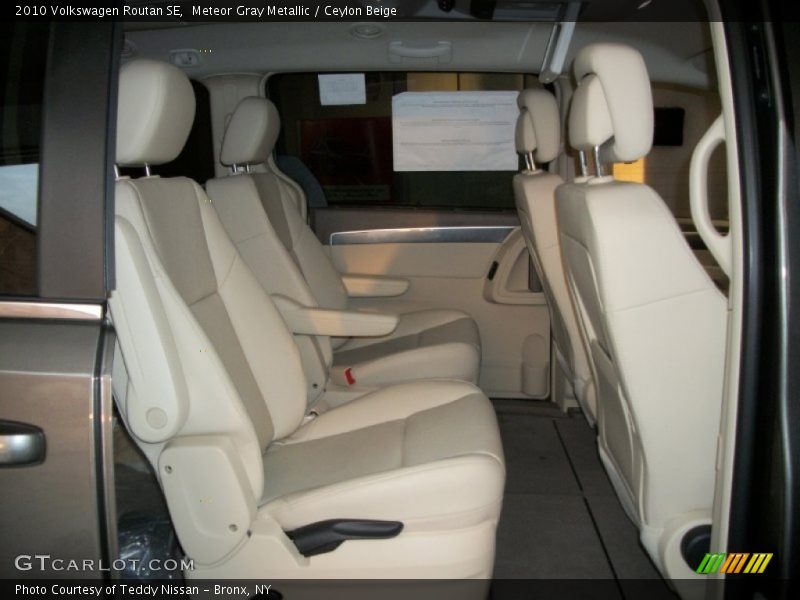 Meteor Gray Metallic / Ceylon Beige 2010 Volkswagen Routan SE