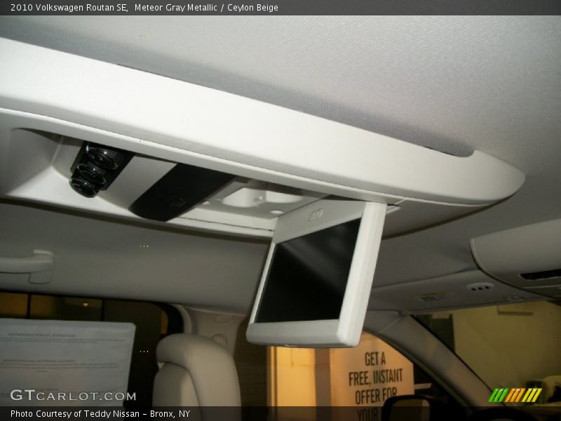 Meteor Gray Metallic / Ceylon Beige 2010 Volkswagen Routan SE