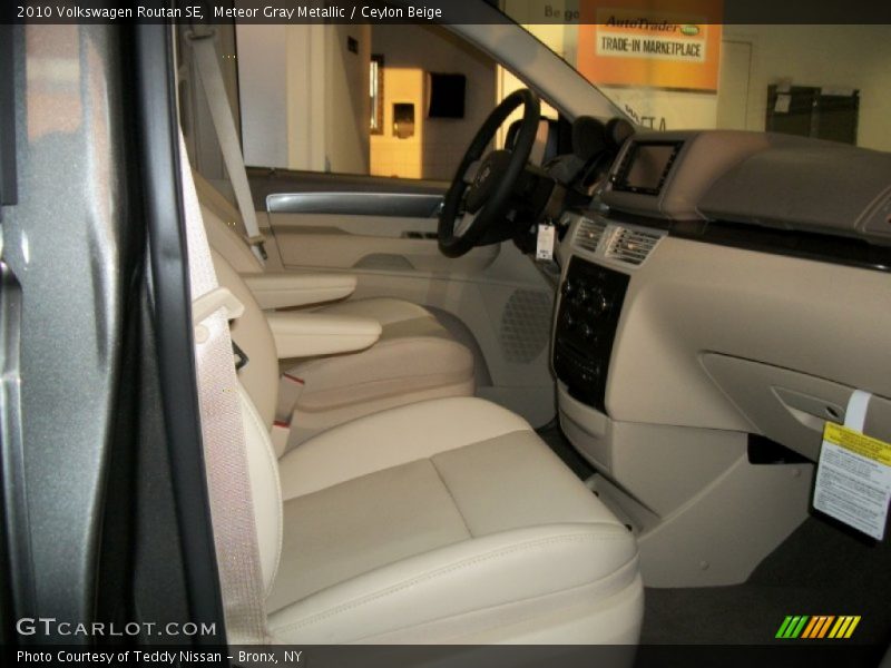 Meteor Gray Metallic / Ceylon Beige 2010 Volkswagen Routan SE