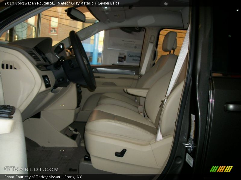 Meteor Gray Metallic / Ceylon Beige 2010 Volkswagen Routan SE