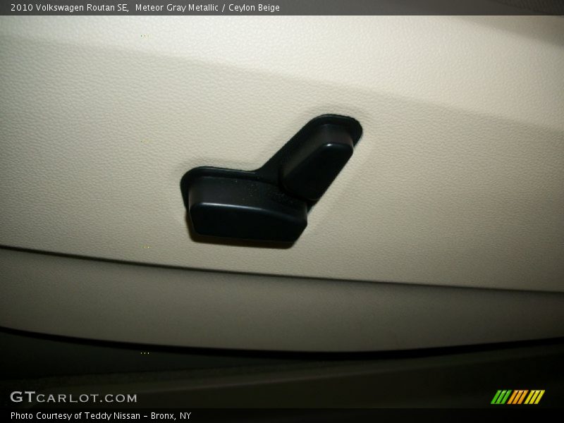 Meteor Gray Metallic / Ceylon Beige 2010 Volkswagen Routan SE