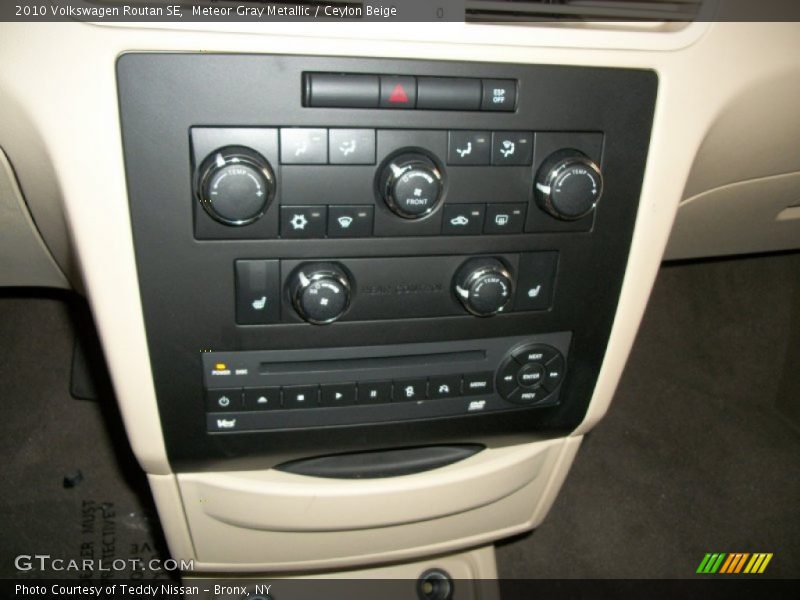Meteor Gray Metallic / Ceylon Beige 2010 Volkswagen Routan SE