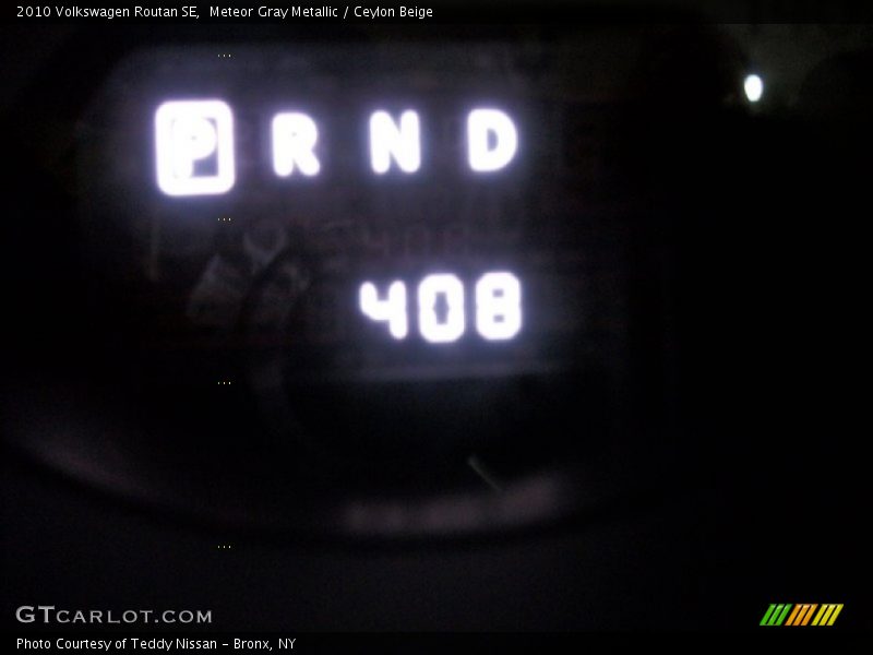 Meteor Gray Metallic / Ceylon Beige 2010 Volkswagen Routan SE