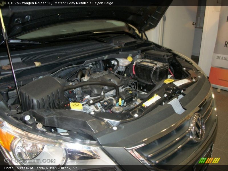 Meteor Gray Metallic / Ceylon Beige 2010 Volkswagen Routan SE