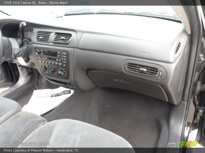 Black / Ebony Black 2005 Ford Taurus SE