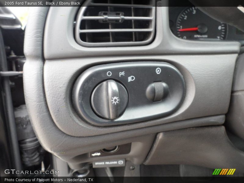 Black / Ebony Black 2005 Ford Taurus SE