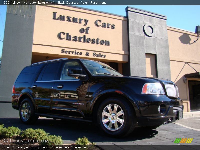 Black Clearcoat / Light Parchment 2004 Lincoln Navigator Luxury 4x4