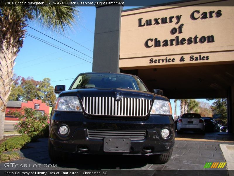 Black Clearcoat / Light Parchment 2004 Lincoln Navigator Luxury 4x4
