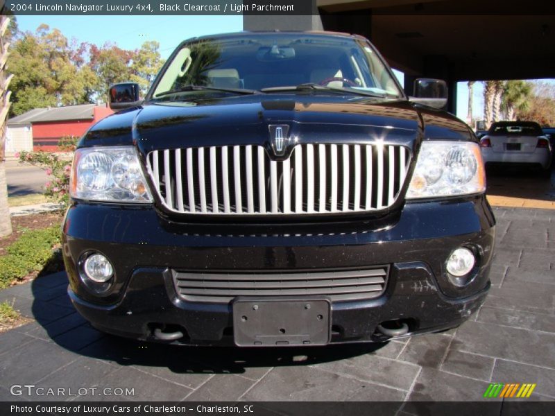 Black Clearcoat / Light Parchment 2004 Lincoln Navigator Luxury 4x4