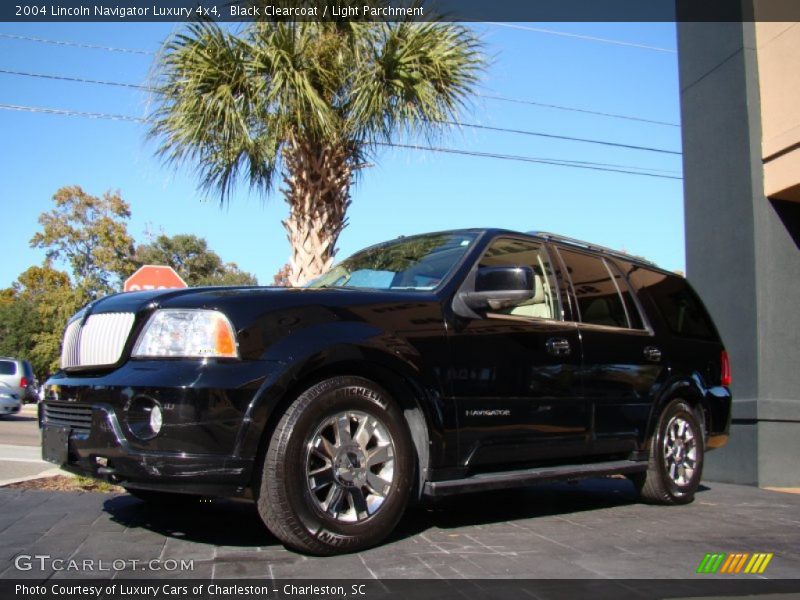 Black Clearcoat / Light Parchment 2004 Lincoln Navigator Luxury 4x4