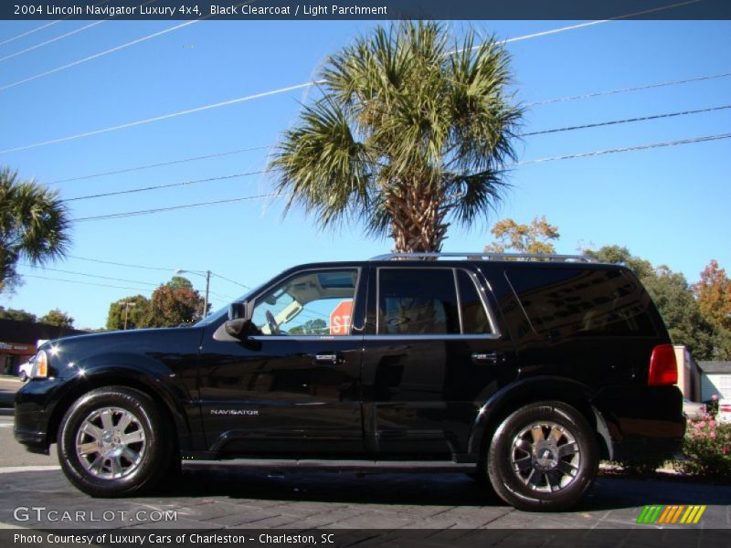 Black Clearcoat / Light Parchment 2004 Lincoln Navigator Luxury 4x4