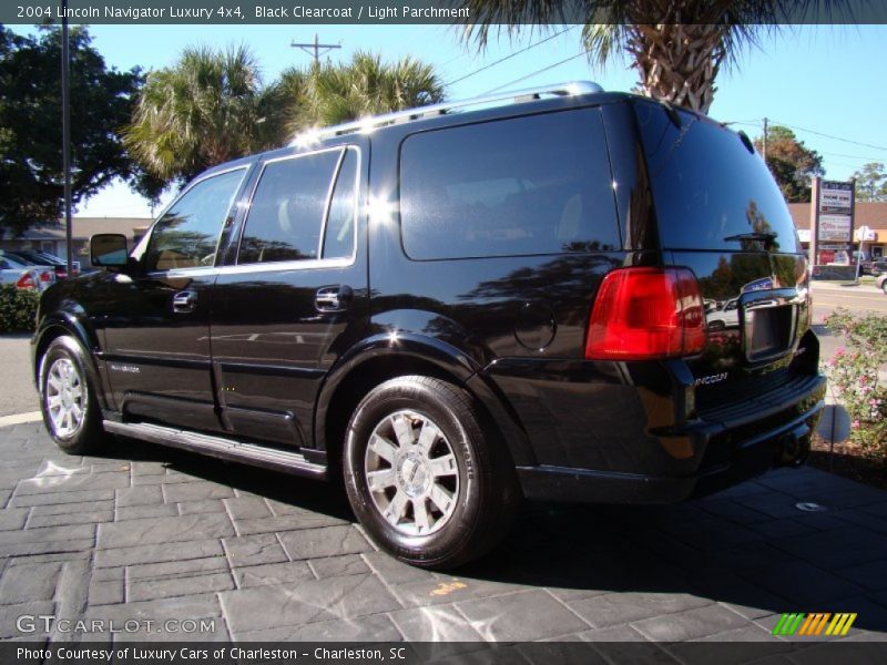 Black Clearcoat / Light Parchment 2004 Lincoln Navigator Luxury 4x4