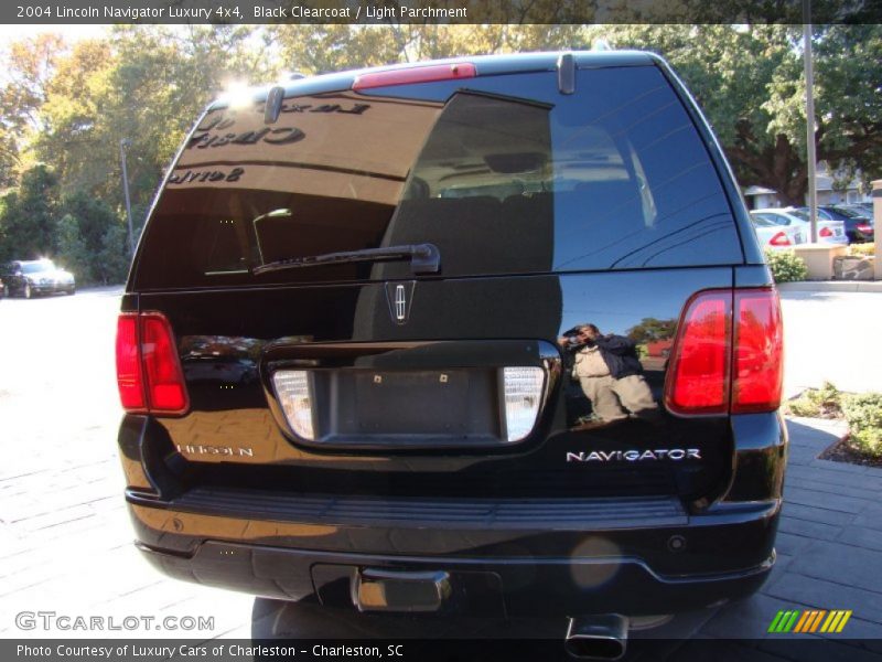 Black Clearcoat / Light Parchment 2004 Lincoln Navigator Luxury 4x4