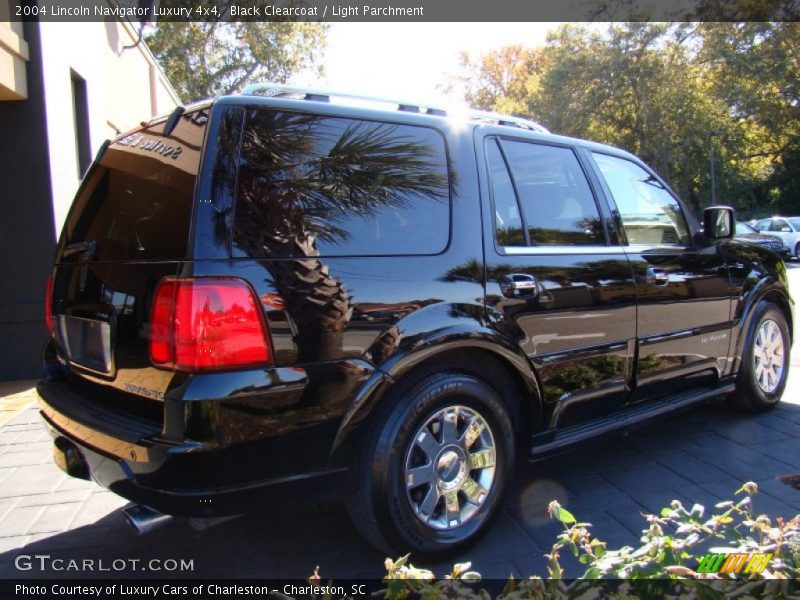 Black Clearcoat / Light Parchment 2004 Lincoln Navigator Luxury 4x4