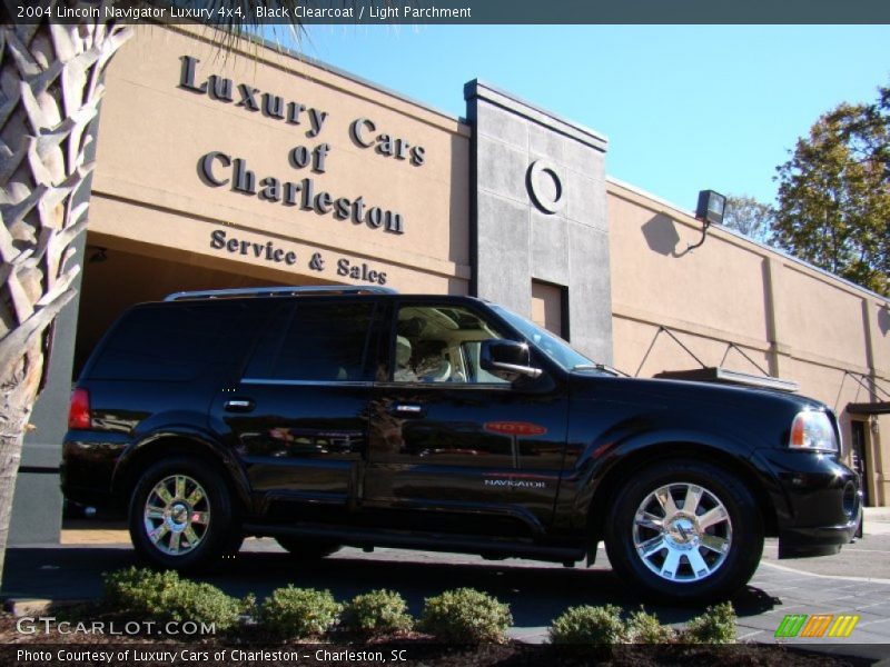Black Clearcoat / Light Parchment 2004 Lincoln Navigator Luxury 4x4