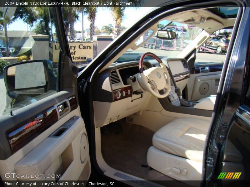 Black Clearcoat / Light Parchment 2004 Lincoln Navigator Luxury 4x4