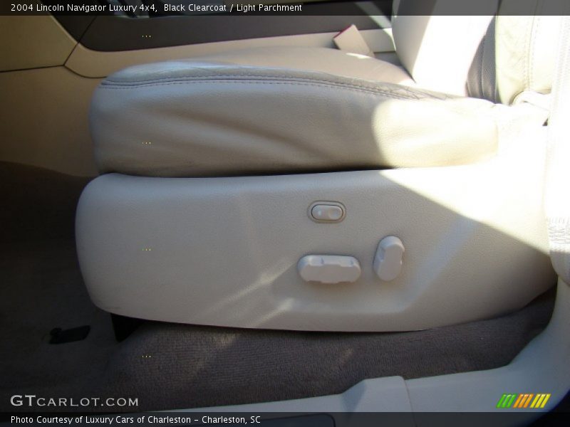 Black Clearcoat / Light Parchment 2004 Lincoln Navigator Luxury 4x4
