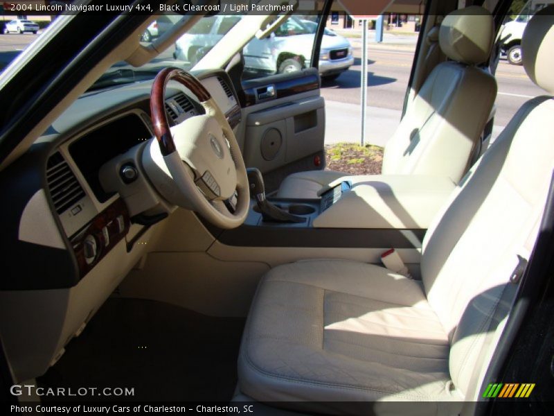 Black Clearcoat / Light Parchment 2004 Lincoln Navigator Luxury 4x4