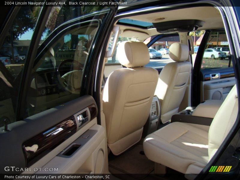 Black Clearcoat / Light Parchment 2004 Lincoln Navigator Luxury 4x4