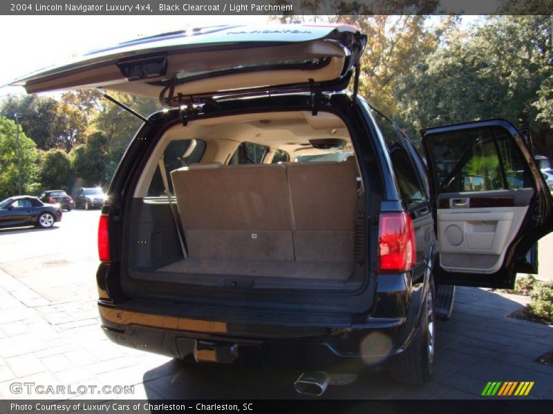 Black Clearcoat / Light Parchment 2004 Lincoln Navigator Luxury 4x4