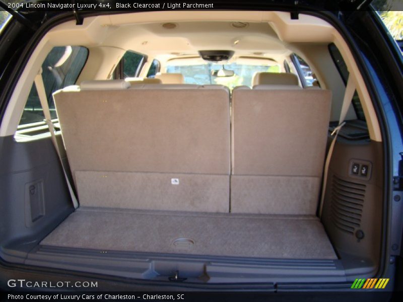 Black Clearcoat / Light Parchment 2004 Lincoln Navigator Luxury 4x4