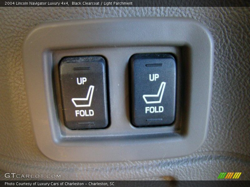 Black Clearcoat / Light Parchment 2004 Lincoln Navigator Luxury 4x4