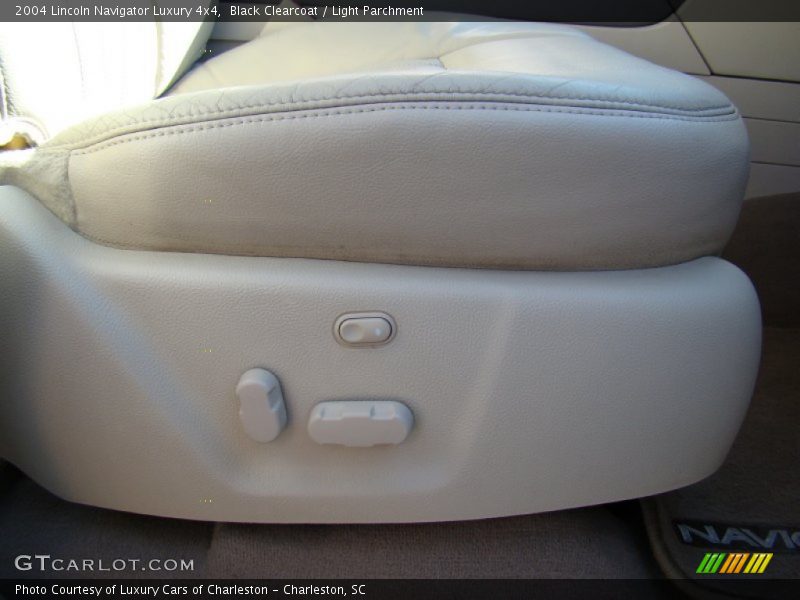 Black Clearcoat / Light Parchment 2004 Lincoln Navigator Luxury 4x4